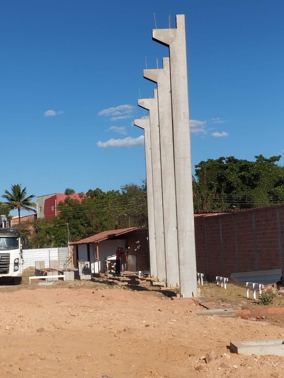 Pilares pré-moldados da Compremol montados na obra de um supermercado em Pedro II